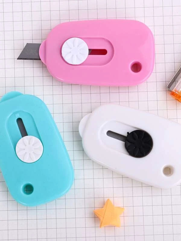 SHEIN Multi-use knife uniform color random one piece